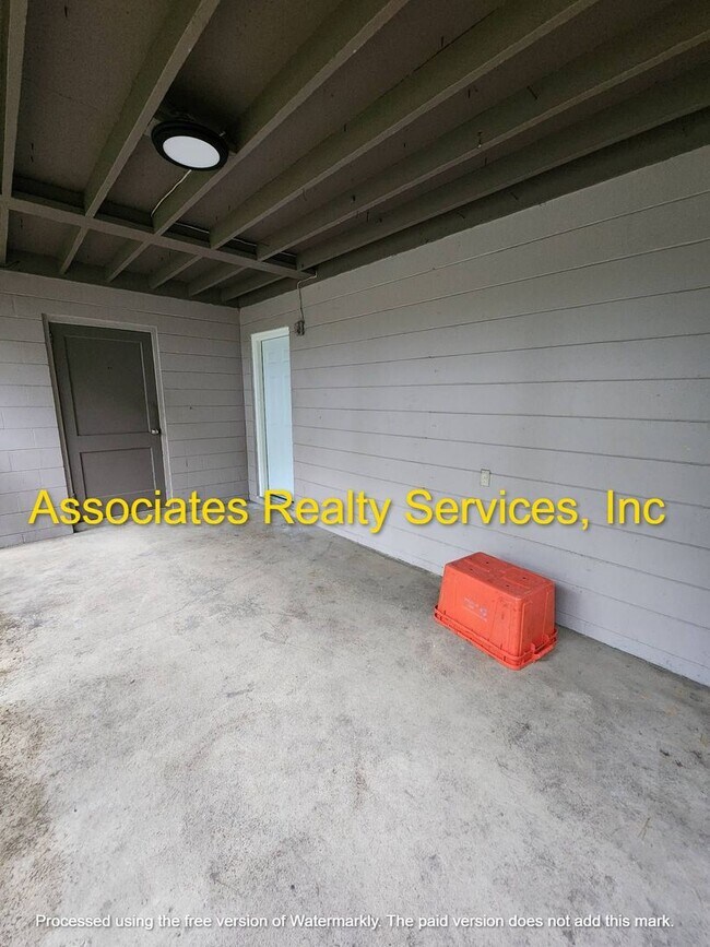 Building Photo - Hide Away in the City