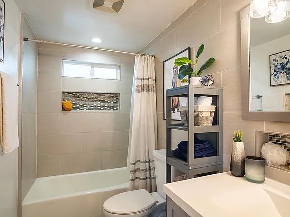 Building Photo - "Charming 2-Bedroom San Diego Retreat with...