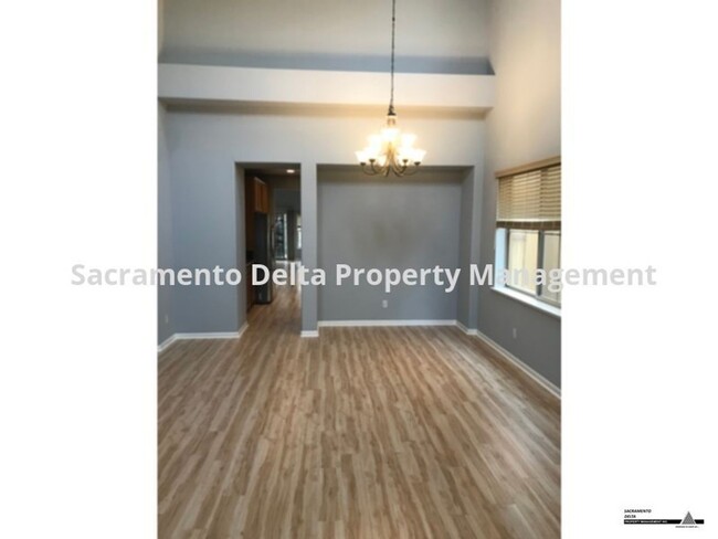 Building Photo - Gorgeous 4bed/3bathroom Home in West Sac