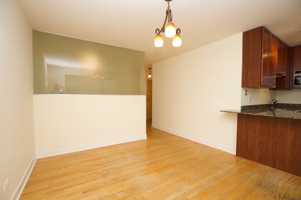 Building Photo - 675 W Wrightwood Ave