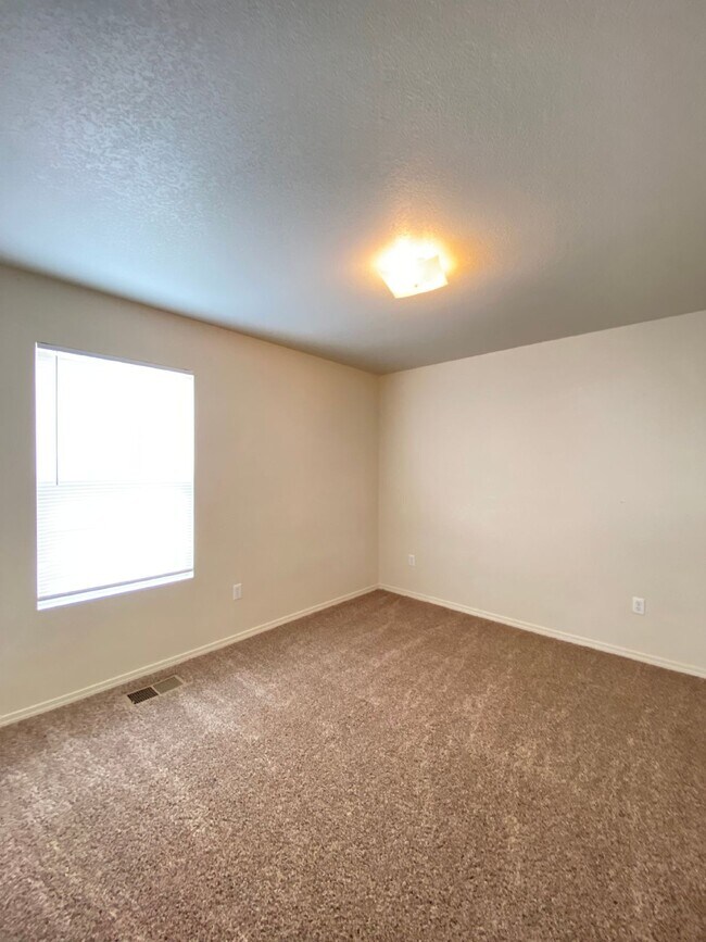 Building Photo - Northern Meadows - 3BR 2 Story - LOFT