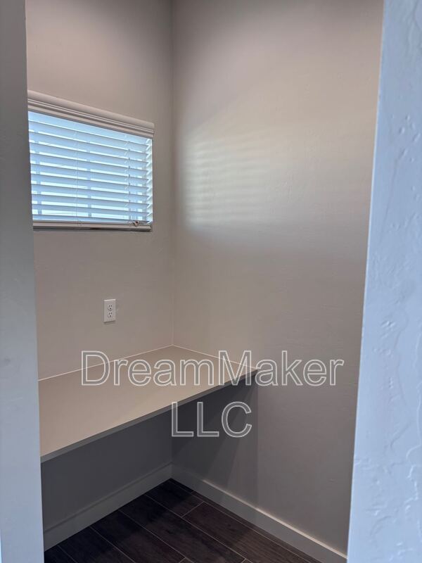 Building Photo - 900 Apple Blossom Wy