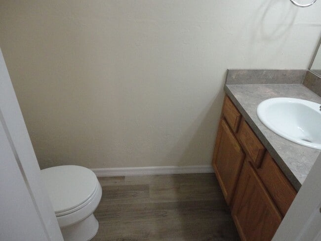 Building Photo - Victoria Station - 2 bedroom 2.5 bath townhouse