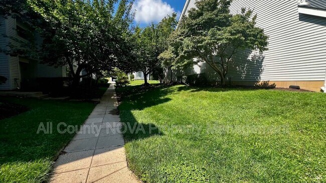 Building Photo - 1611 Carriage House Terrace