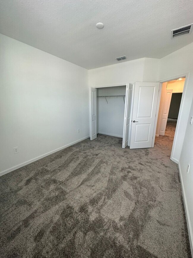 Building Photo - Beautiful Townhome  3 Bedroom 2.5 Bathroom