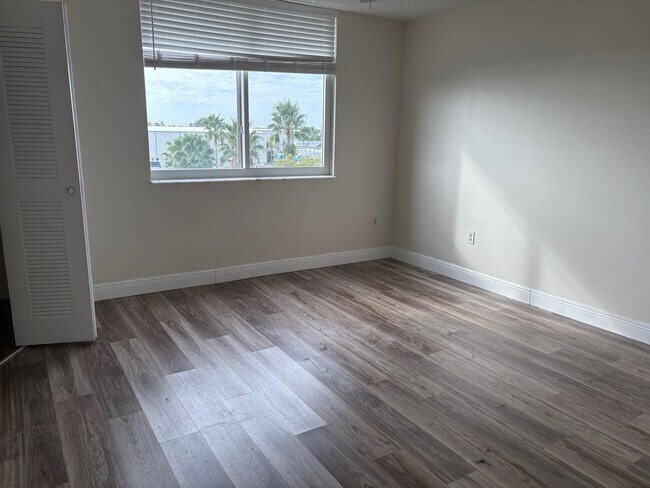 Building Photo - 1000 Scotia Dr