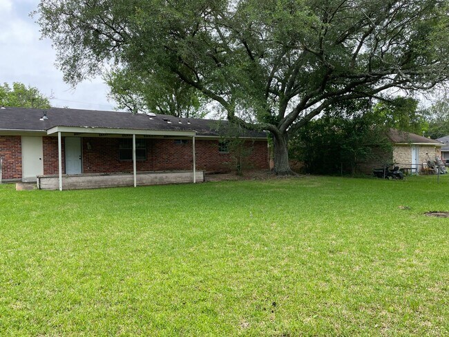 Building Photo - 242 Adler Dr