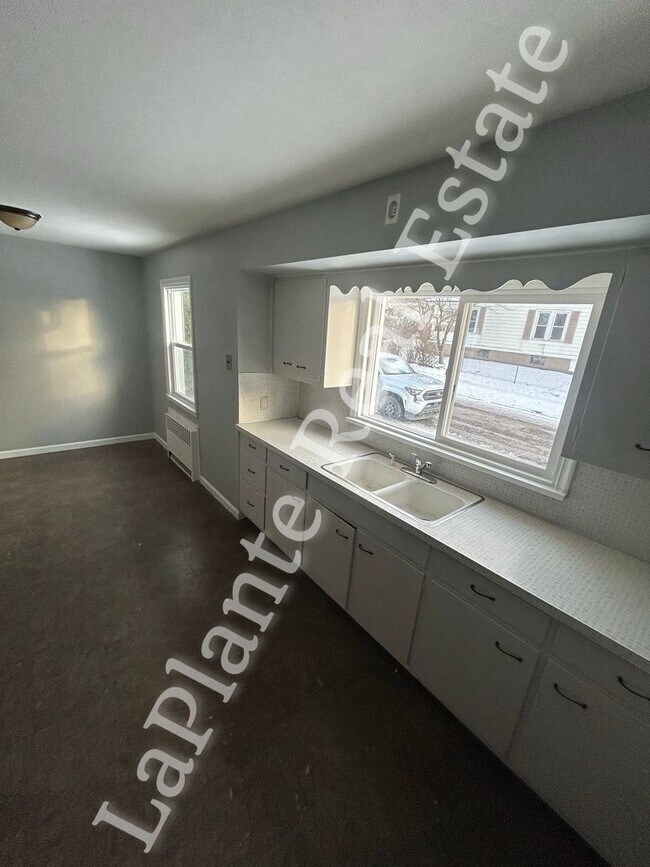 Building Photo - Cozy 2-Bed Home in Toledo