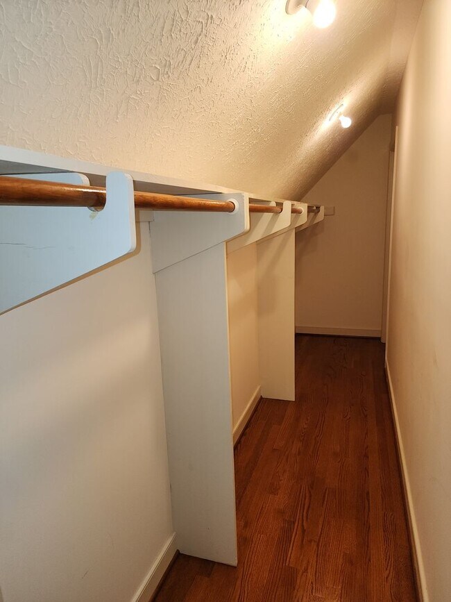 Building Photo - Incredible Spacious Home in Five Lakes!