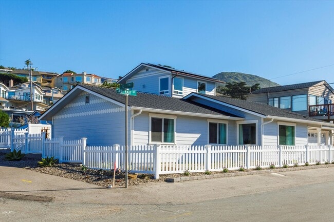 Building Photo - 2 bed 2 bath home two blocks from beach-pet friendly!