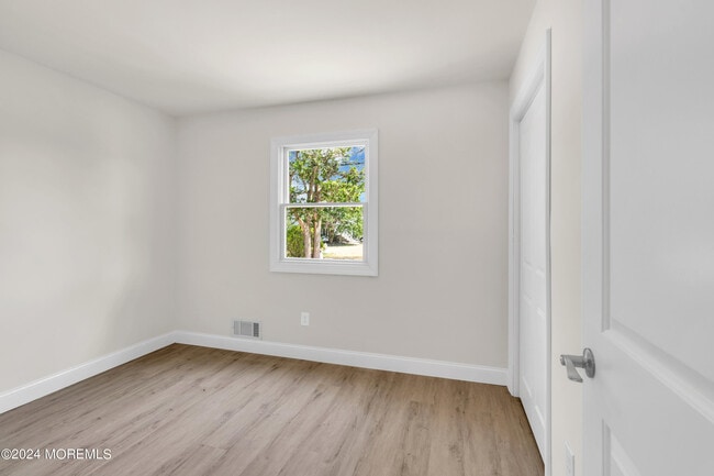 Building Photo - 205 S Shore Dr
