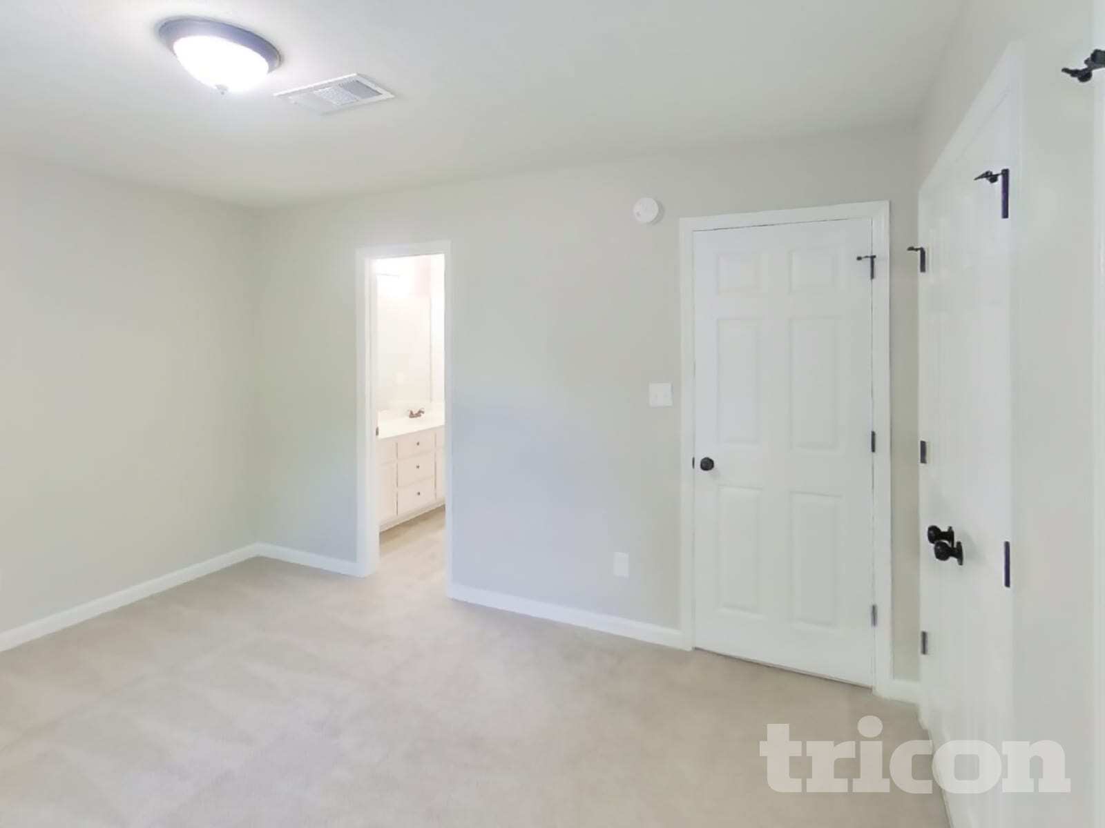 Building Photo - 2701 Riverbend Dr