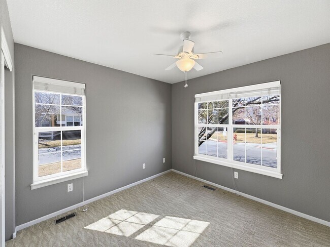 Building Photo - Beautiful 4-Bedroom Townhome With Finished Basement & 2 Full Kitchens!