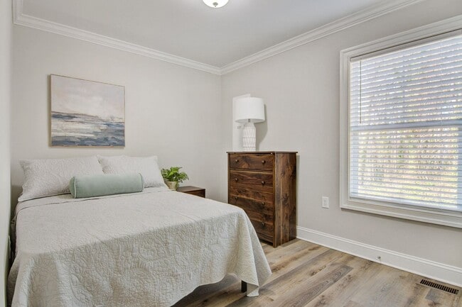 Building Photo - Modern 2-Bed, 2-Bath Single-Level Townhome...