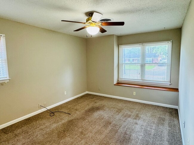 Building Photo - Check Out This 3 Bedroom / 2 Bathroom BRIC...