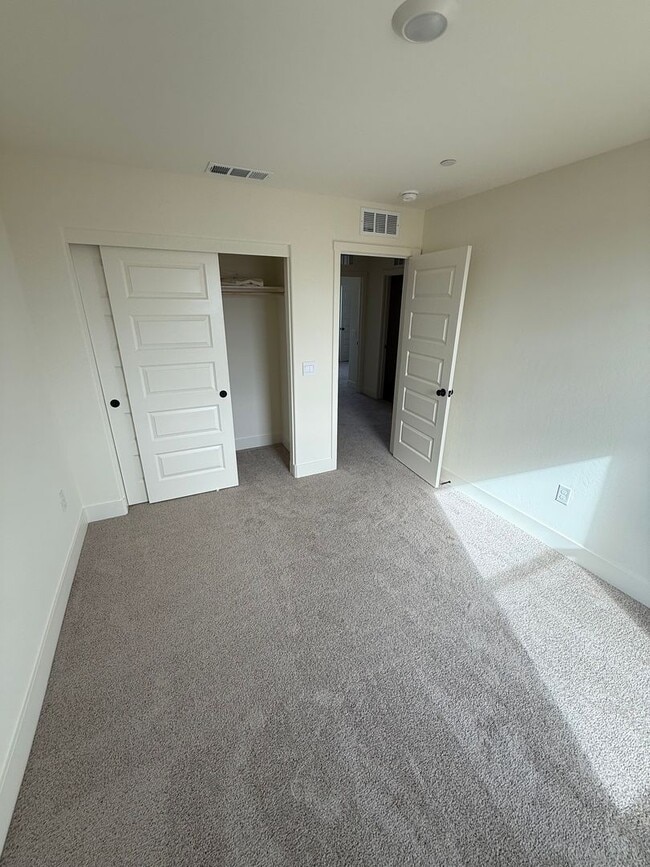 Building Photo - Stunning New-Construction two-story home 5bed 3bath