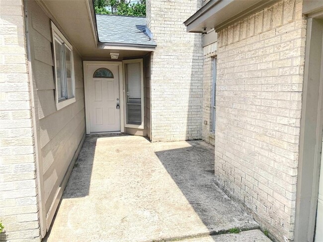 Building Photo - 323 Maybrook Dr