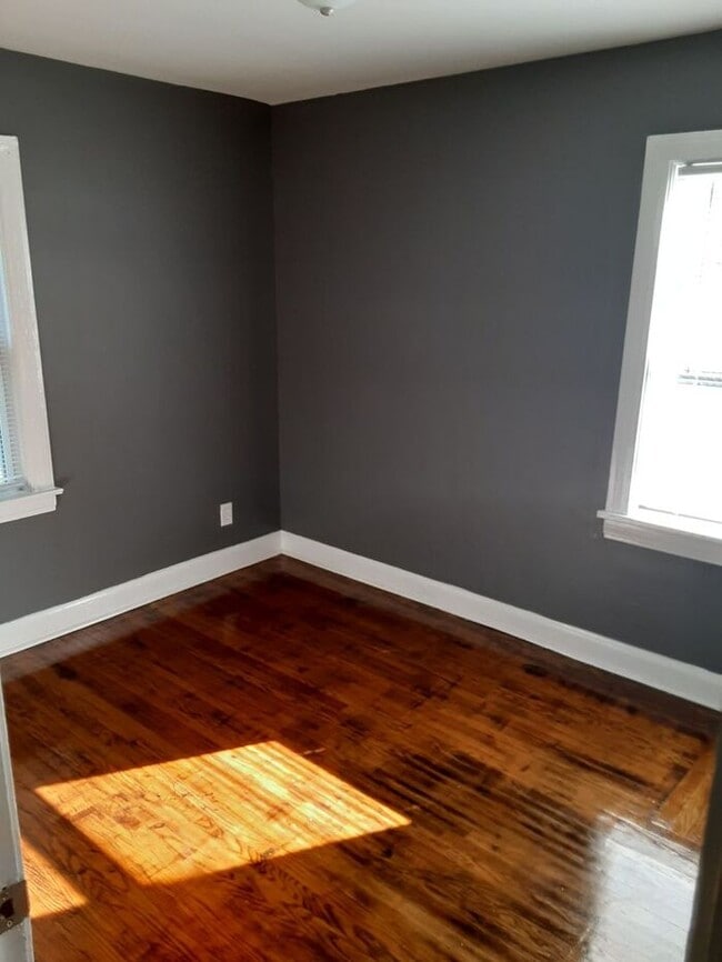 Building Photo - Several Units Available! Lovely 2 bedroom 1 bath classic style apartment