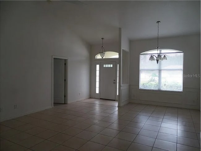 Building Photo - $1,695 ** 3 Bed / 2 Bath * Single Family Home