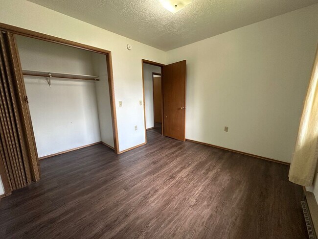 Building Photo - 806
