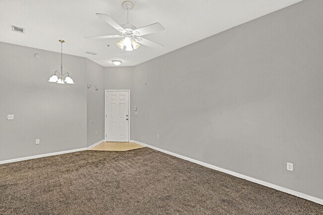 Building Photo - Great 2 bedroom/ 2 bathroom condo on the Southside