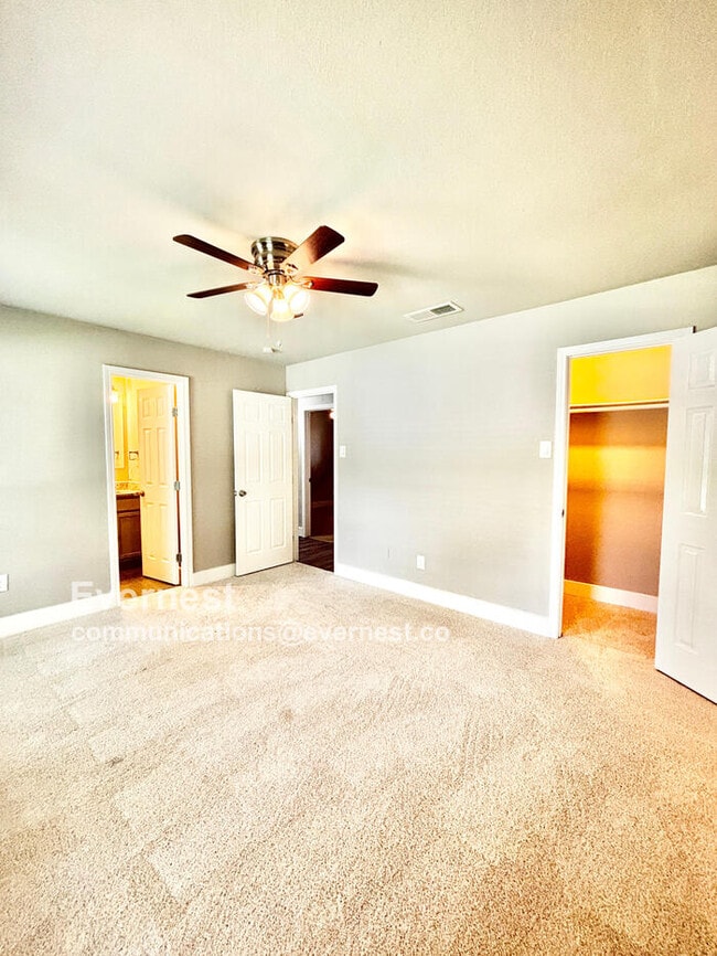 Building Photo - 807 Meadow Mead Dr