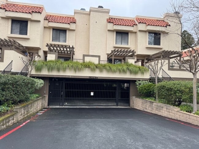 Building Photo - Wonderful 3 bedroom townhome in Main Chance Estates