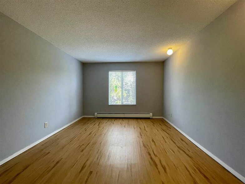 Building Photo - 3150 Lakeside Dr