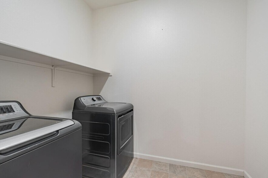Building Photo - 830 Holdenhurst Ln