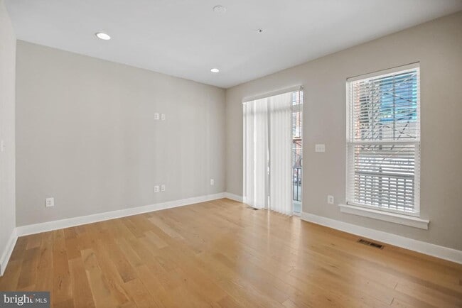 Building Photo - 621 Parkside Pl NE