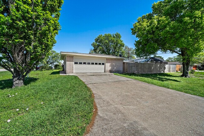 Primary Photo - 1033 25th Ave N