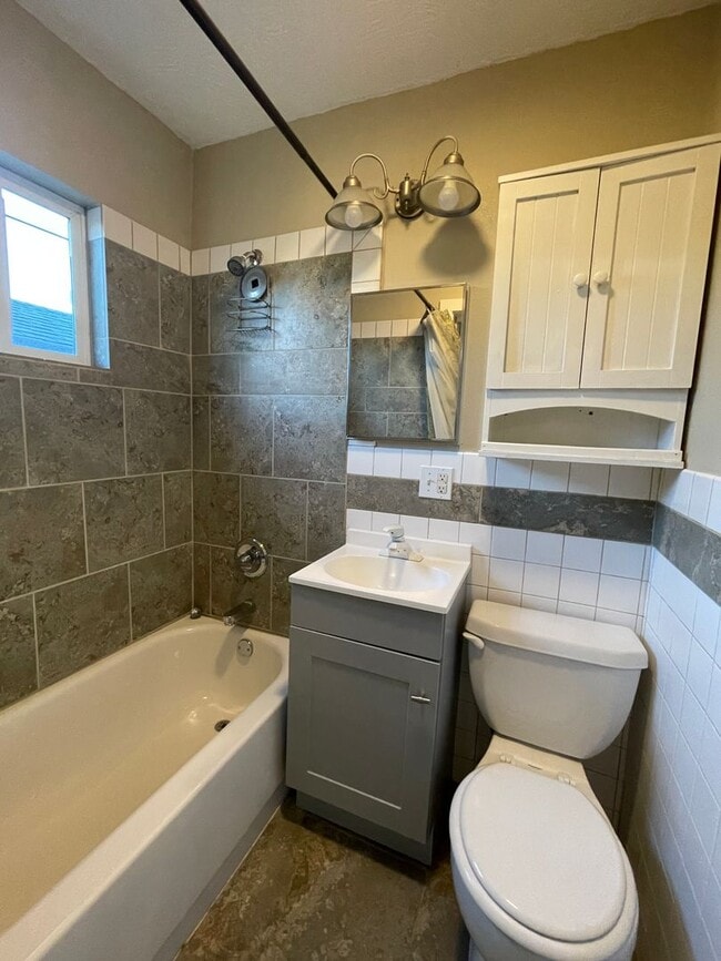 Building Photo - 1327 N Robberson Ave