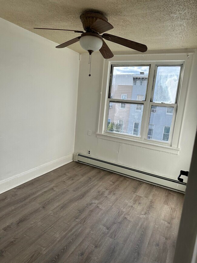 Building Photo - 1104 Summit Ave