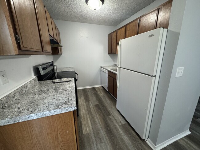 Building Photo - "Charming 2-Bed Gem with Full Bath in Springfield – Cozy 777 Sq Ft Haven Awaits!"
