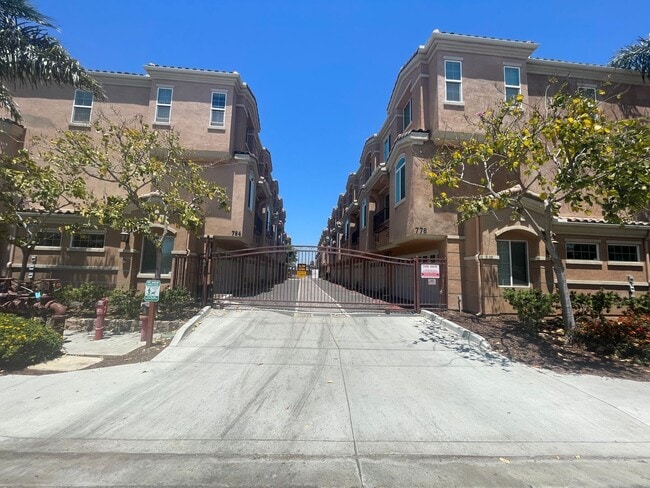 Building Photo - 3 Bed, 3 Bath Gated Modern Townhome –  2-Car Garage, 2 Balconies, All Appliances & AC