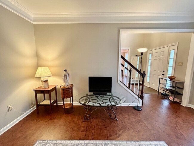 Building Photo - 5 Milestone Manor Ct