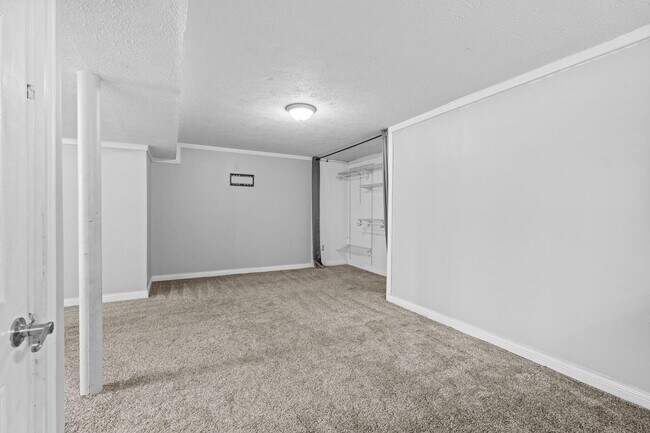 Building Photo - 562 Lone Oak Dr