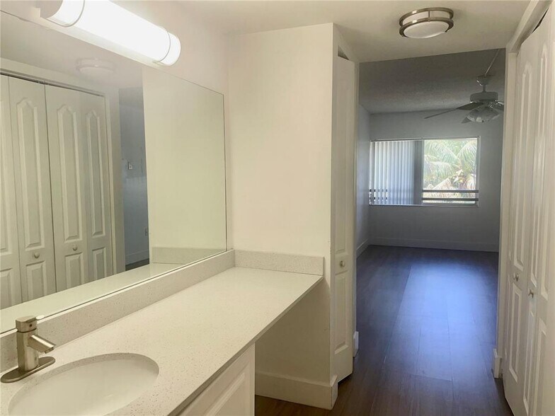 Building Photo - 721 N Pine Island Rd