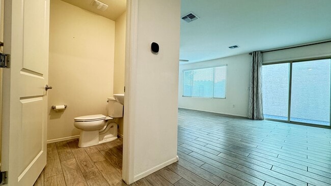 Building Photo - North Central (Mountain and Prince)  2 story, 3 bed, 2.5 bath home with 2 car garage!