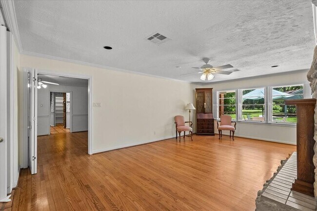 Building Photo - 3415 Bayou Dr E