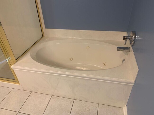 Building Photo - This beautifully updated three-bedroom, tw...