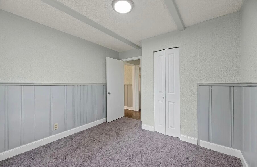 Building Photo - 1829 River Dr