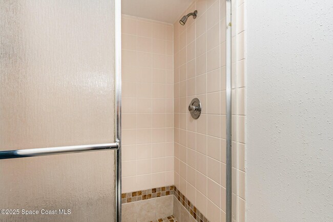 Building Photo - 1089 Country Club Dr