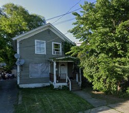 Building Photo - Charming Home Near Downtown Windsor