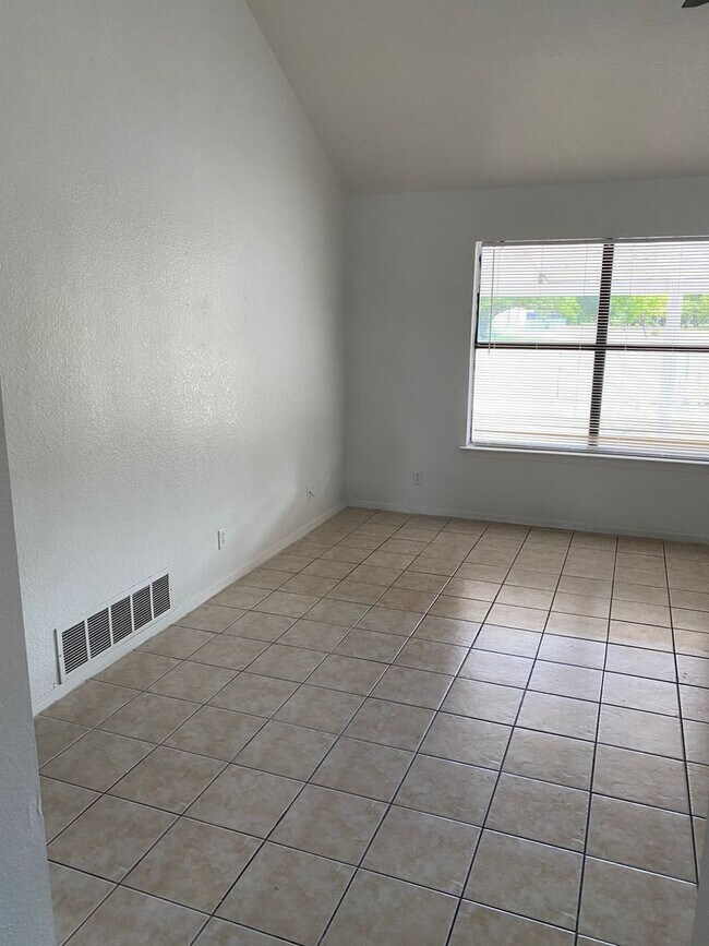 Building Photo - 2416 Jerome Dr