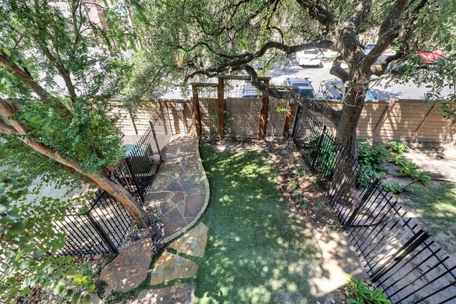 Building Photo - 6533 E Hill Dr
