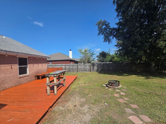 Building Photo - Spacious 4Bed/2Ba Brick Home w/Inground Pool in Mowat Highlands! *1/2 OFF Security Deposit for Ac...