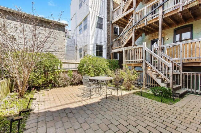 Building Photo - 2132 N Oakley Ave