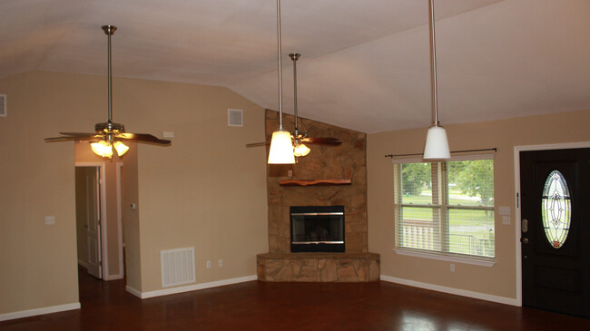 Building Photo - Country Living, Shop, Large Porches