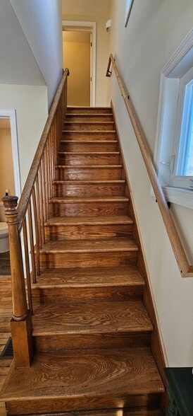 Building Photo - 389 E Allen St